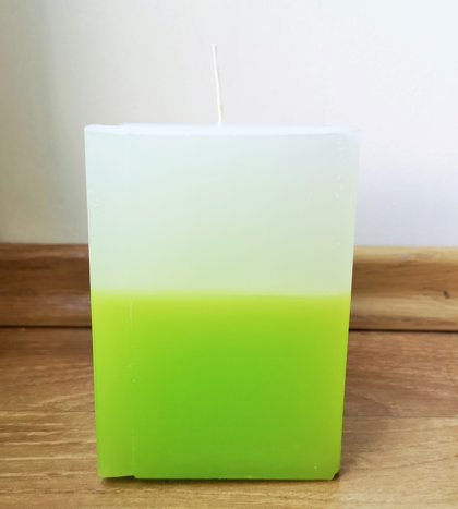 LIELĀ KUBA FORMAS SVECE Balts / Zaļš